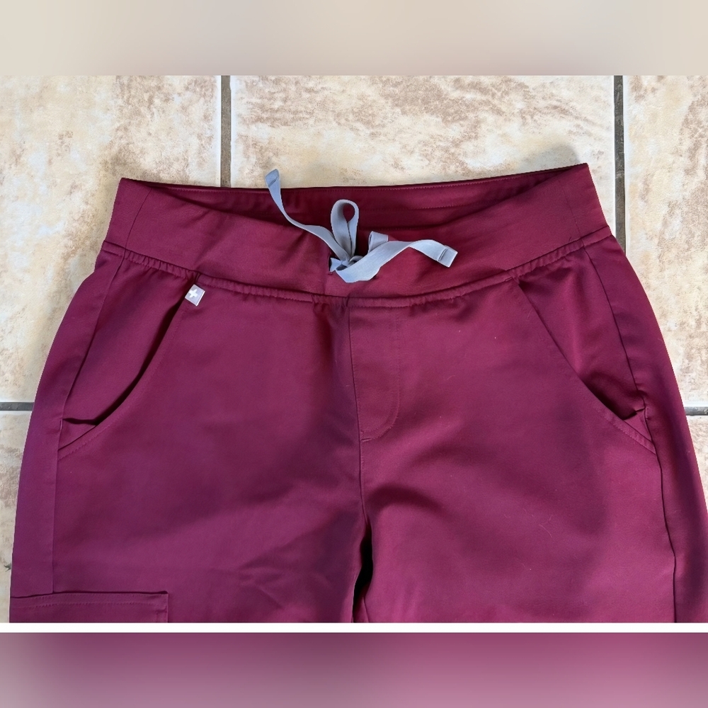 FIGS Technical Collection Zamora Jogger Scrub Pants Burgundy Size Small - Picture 1 of 7